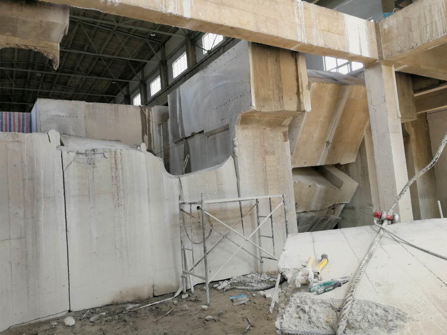 混凝土墻體拆除涉及多種方法，包括爆破、機械、靜態和切割拆除